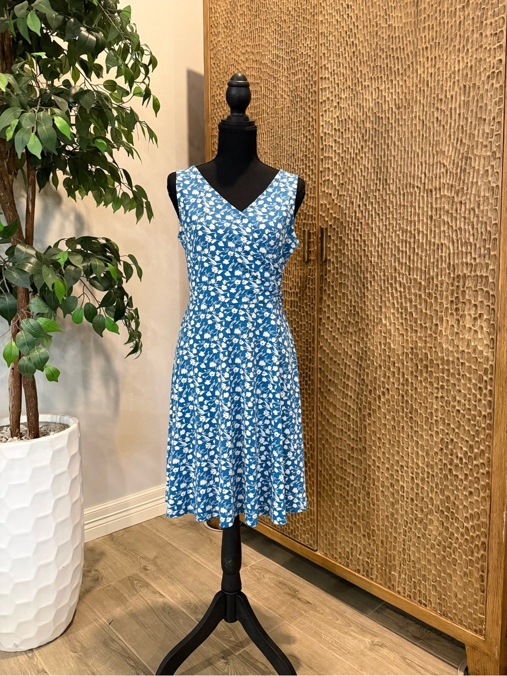 Kaileigh Blue and White Floral V-Neck Midi Dress